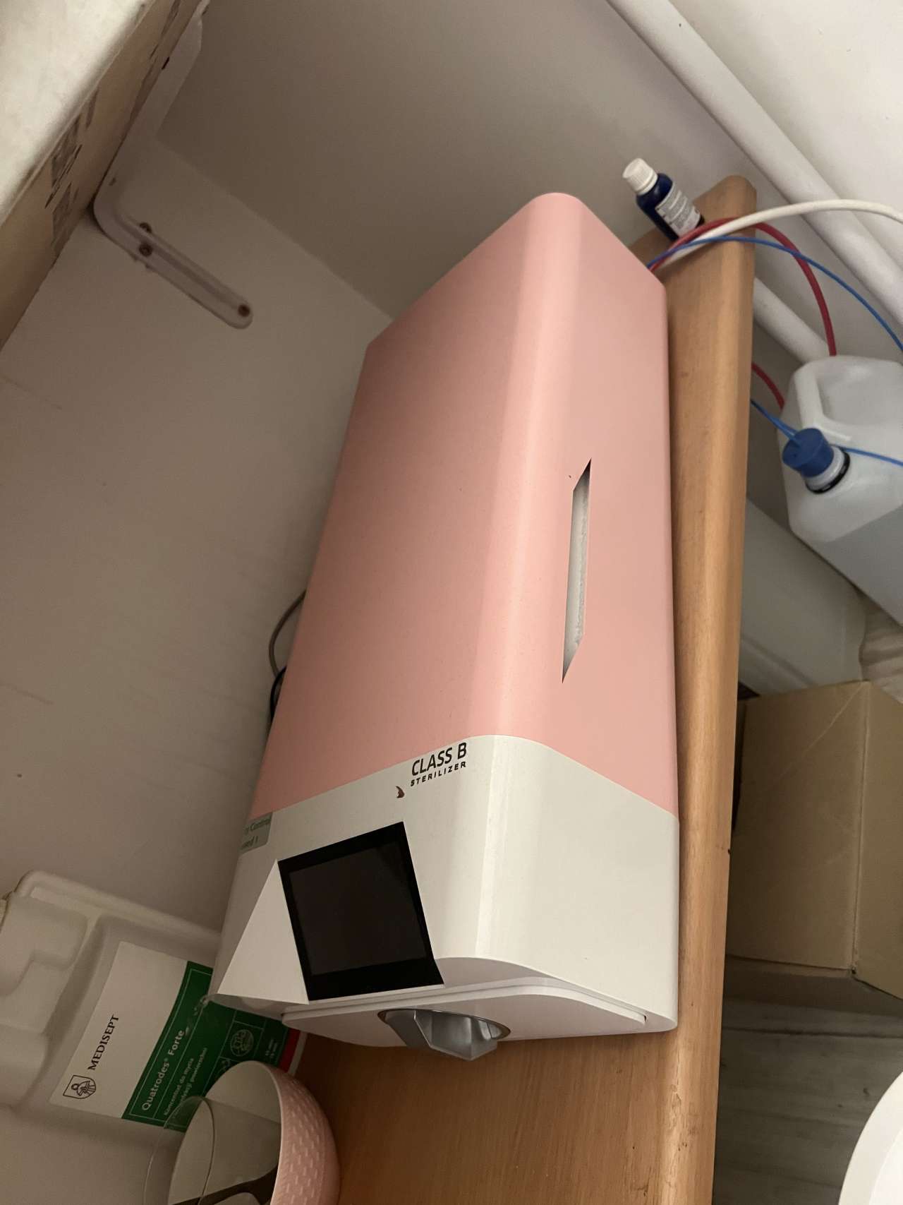 Szafka, fotel, maszyna kosmetyczna